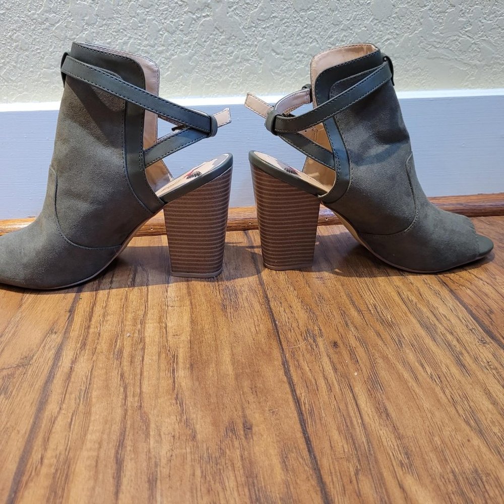 Penny loves Kenny green suede booties with peep toe size 9